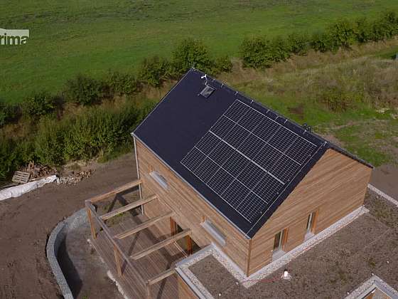 Solární panely na střeše domu.