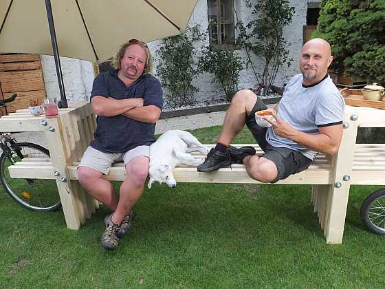 otevřít: Vyrobte si originální zahradní lavici s odkládacími stolky