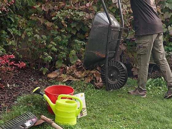 Co se zahradním odpadem? Nejchytřejší způsob, jak ho proměnit v cenný kompost už do jara