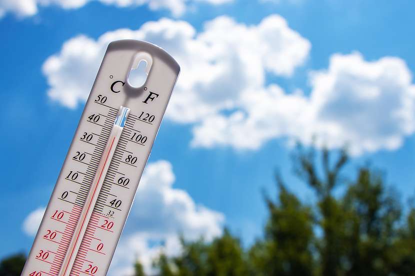Teploměr v létě ukazuje často teploty vysoko nad 30 °C