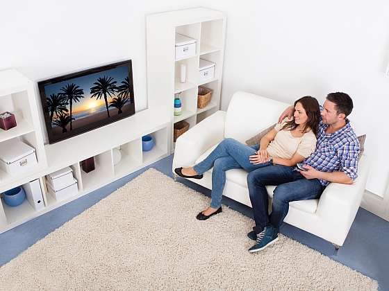 Kam v obýváku umístit televizi, abyste si ji doopravdy užili?