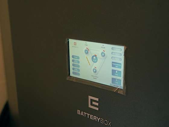 Montáž bateriového systému a jeho zapojení k fotovoltaický panelům