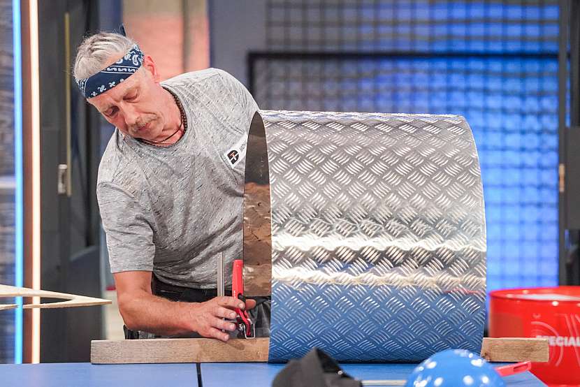 Monty vyrábí tělo grilu z ocelového plechu