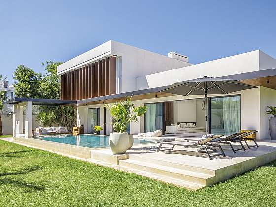 Vila s terasou krásnější než obývák a nekonečným bazénem