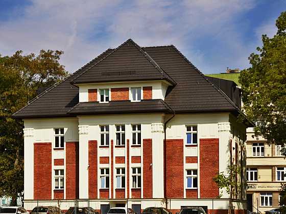otevřít: Trendy českých střech: Tmavé střechy ve městech nahrazují tradiční červené