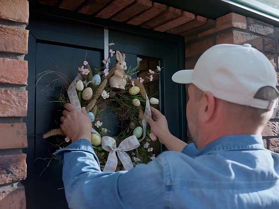 Jak připevnit velikonoční věnec