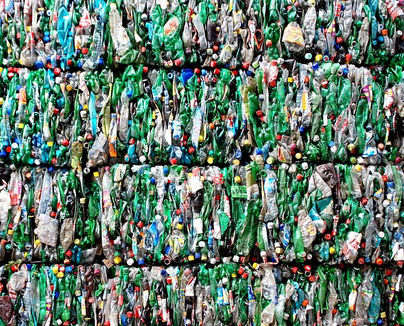 Omezením konzumace nápojů balených v jednorázových PET lahvích zredukujeme plastový odpad