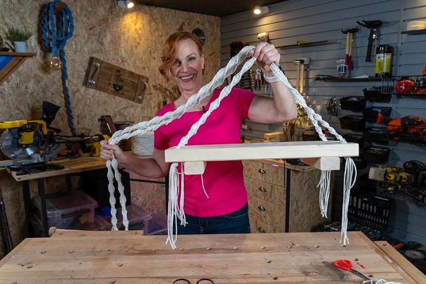 Pokud hledáte originální způsob, jak si vychutnat letní dny na balkóně, může být DIY houpačka v boho stylu skvělým řešením