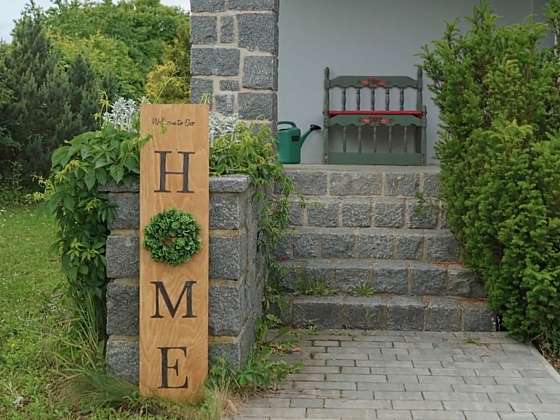 Uvítací cedule s ozdobnými věncem