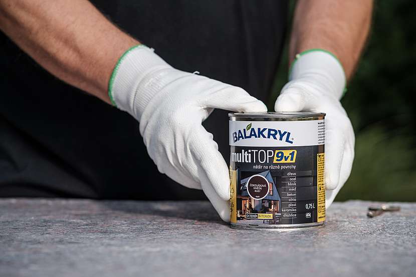 Balakryl MultiTOP 9v1 je multifunkční jednosložková akrylátová barva na vodní bázi určená pro nové i renovační nátěry různých povrchů 