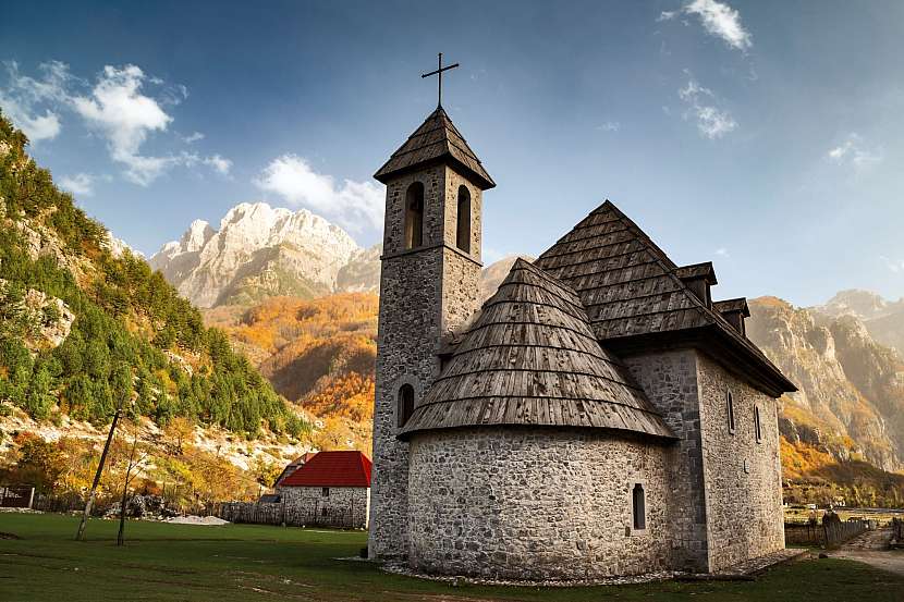 Theth je malebná vesnice v srdci Albánských Alp