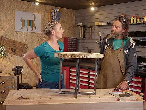 Konferenční stolek s industriálními prvky a v přírodním stylu