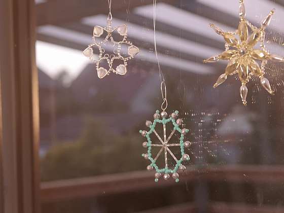 Vánoční ozdoby ze skleněných tyčinek a perel.