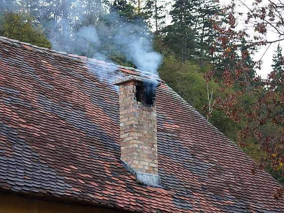 Čím rozhodně netopit v kamnech