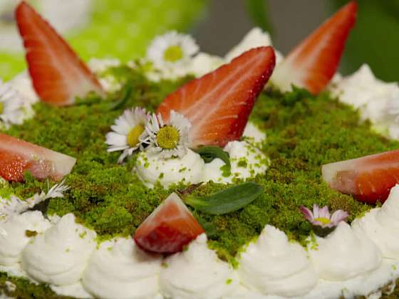 Jedlé květy na dortu
