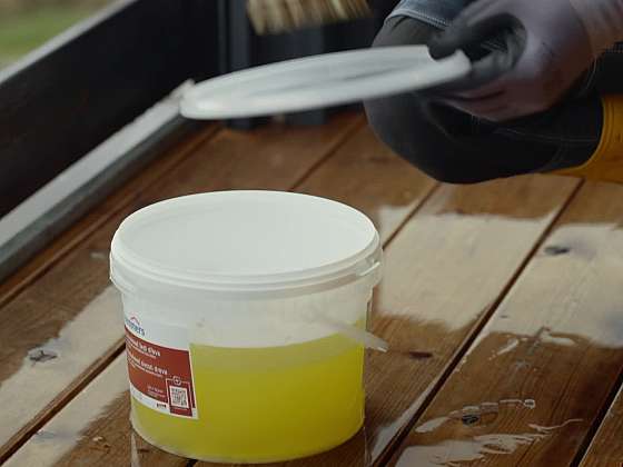 Jak odstranit šedý povrch terasy