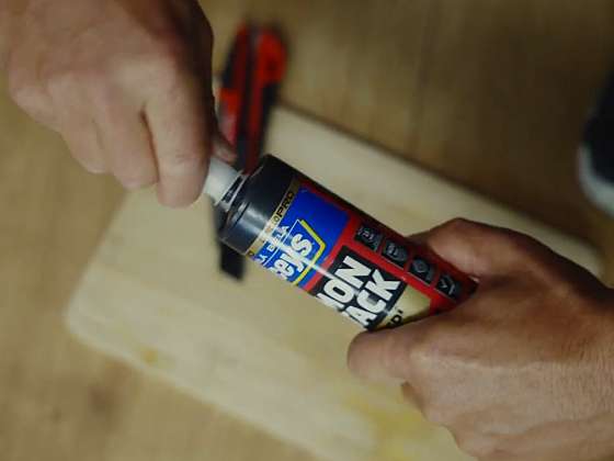 Jak přilepit podlahovou lištu na nerovnou stěnu