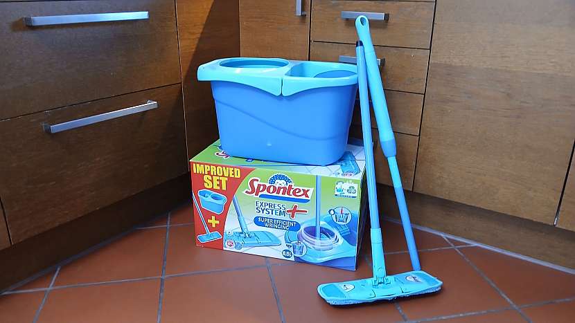 Systémový mop Spontex Express System+ usnadní vytírání podlah a pomůže udržet domácnost čisto