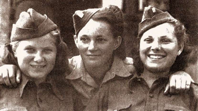 Zleva: Věra Biněvská-Golubeva, Jarmila Kaplanová-Habrštátová, Sylvie Laštovičková-Abrosimova. Praha, květen 1945