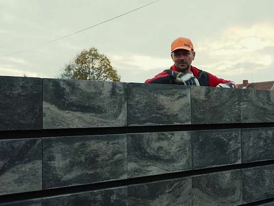 Stavba plotu z betonových tvarovek 