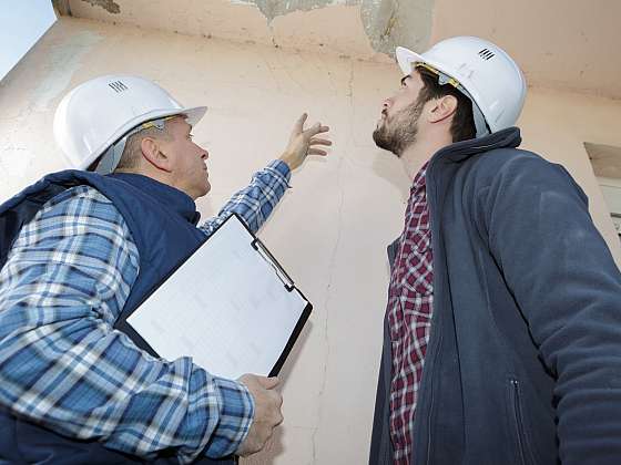 Ani majitelé panelákových bytů nejsou ušetřeni starostí s opravami stropů