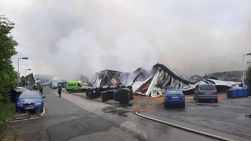 Halu pražského letňanského výstaviště zasáhl ničivý požár (Zdroj: ABF)