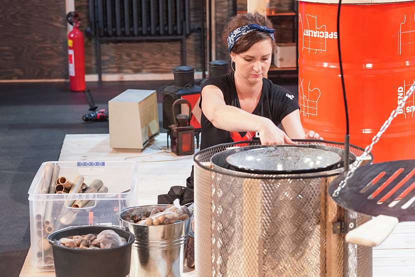 Pavla pomáhá s kompletací grilu