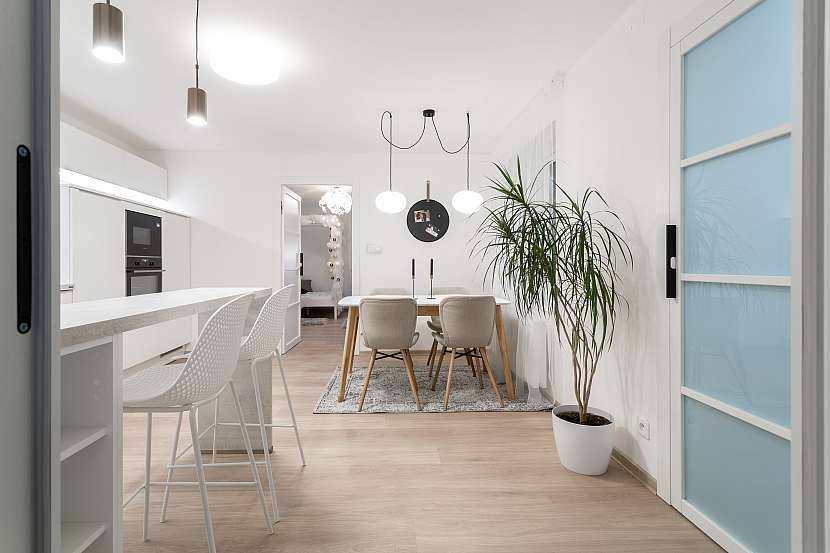 Zásahem designérek se z kuchyně stala světlá a moderní místnost