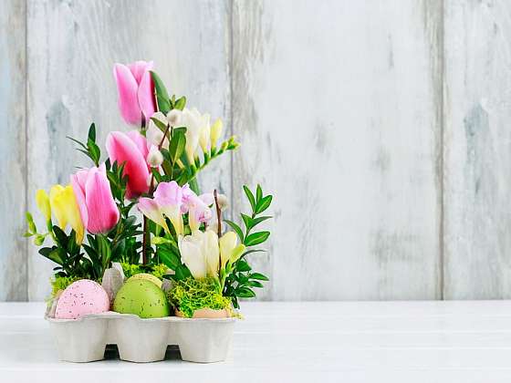 Vytvořte si velikonoční květinovou dekoraci s barevnými vajíčky, tulipány, fréziemi a buxusem