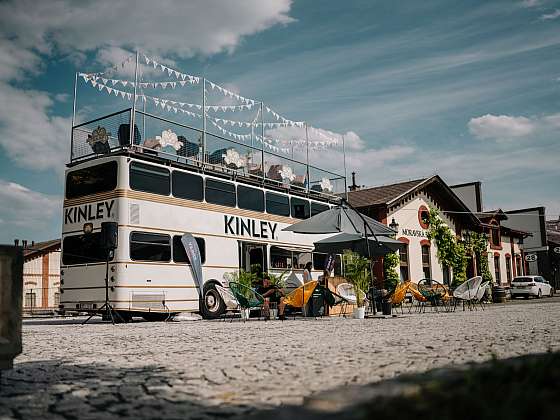 Léto, zábava a… bublinky! Vyzkoušejte letní novinku Kinley Tonic Zero v rámci zážitkové tour po Česku i Slovensku