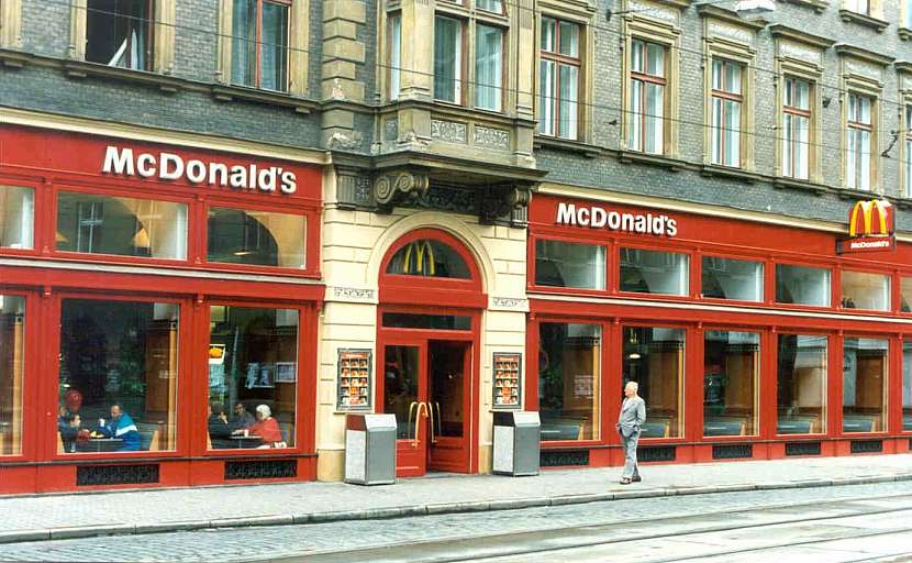 První český McDonald’s otevřel před 30 lety (Zdroj: McDonald’s)