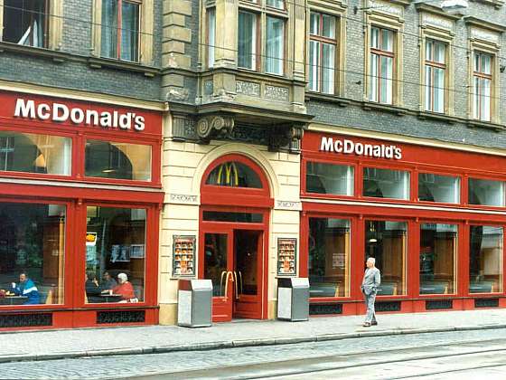 Jak to bylo s českým McDonald’s v Praze a jak to je dnes?