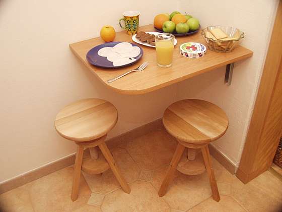 otevřít: Sklopný stolek na snídani do malé kuchyně