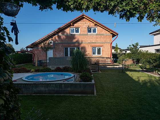 otevřít: Nevidomý stavebník realizuje dům svépomocí. Kvalitu práce by se od něj mohly mnohé firmy učit