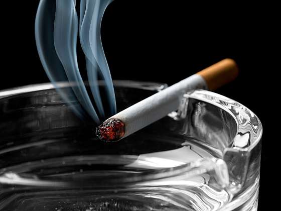 Otevřít článek/video: Každý pátý kuřák v Česku háže nedopalky na zem. Tabákové firmy to chtějí změnit