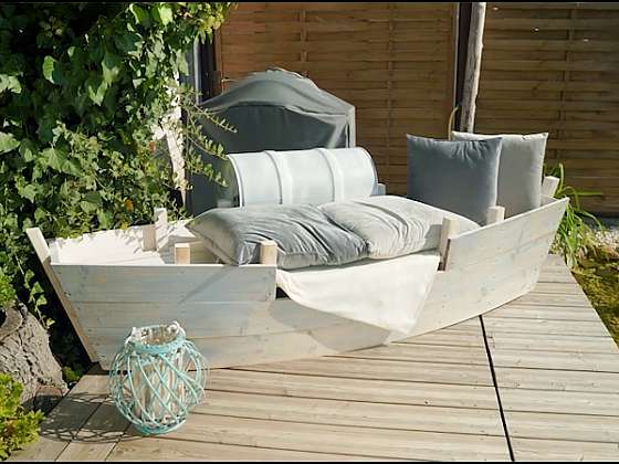 Originální posezení k vodě ve tvaru loďky vyrobí Pepa Libický