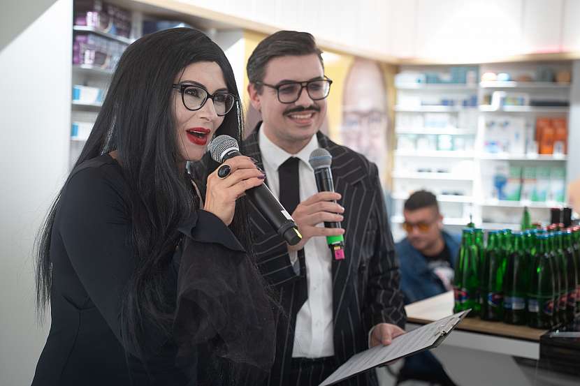 Večer moderovali Dana Morávková jako Morticia Addamsová a Petr Langer jako Gomez Addams