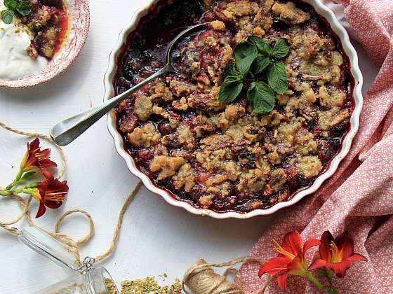 Vyzkoušejte náš švestkový špaldový crumble s ořechy