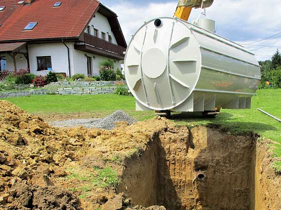 Cenu jímky ovlivňuje hlavně materiál. Kvalitní nádrže mají ocelovou kostru