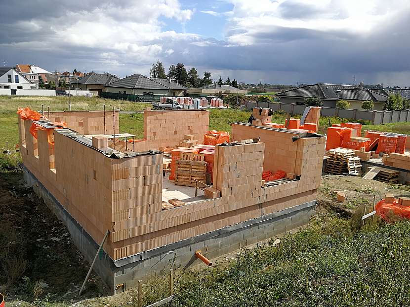 Podcast Ode zdi ke zdi je chytrý a srozumitelný průvodce, který posluchače provede celým procesem realizace rodinného domu 