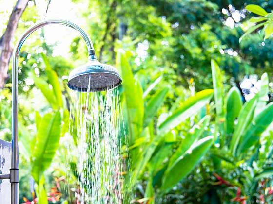 Zahradní sprchy pro letní osvěžení