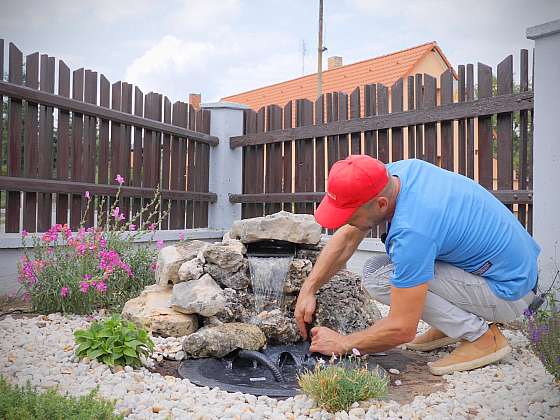 Pepa Libický vyrábí úžasný vodopád z kamene na své zahradě