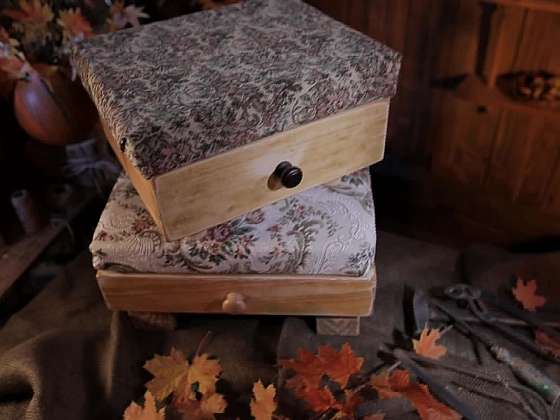 Stylová krabička a stolička ze starých šuplíků