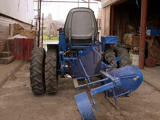 Traktor s pluhem