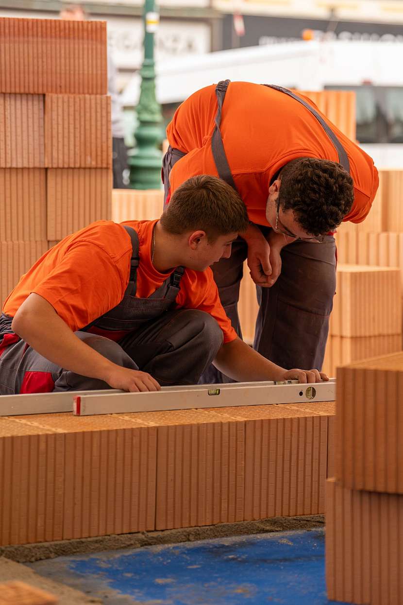 Finalisté letošního ročníku Mistr zedník HELUZ SKILL 2025 prokázali nesporně zednický um a erudici