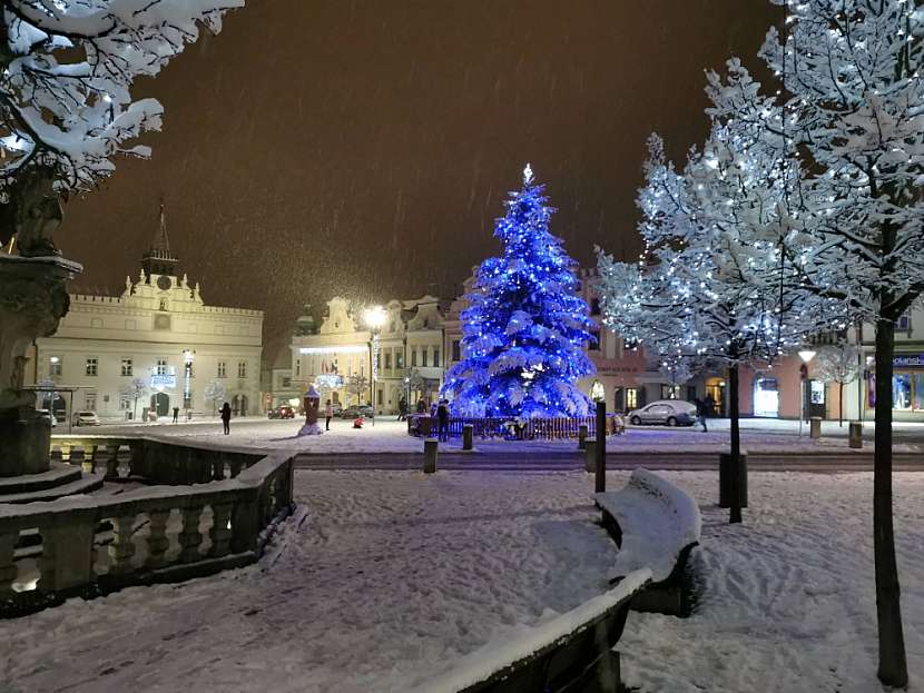 Rozsvícený strom v Havlíčkově Brodu (Zdroj: Vysočina Tourism, příspěvková organizace)