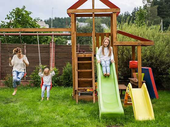 Otevřít článek/video: Pokud máte děti, neměly by na vaší zahradě chybět chytré hrací prvky