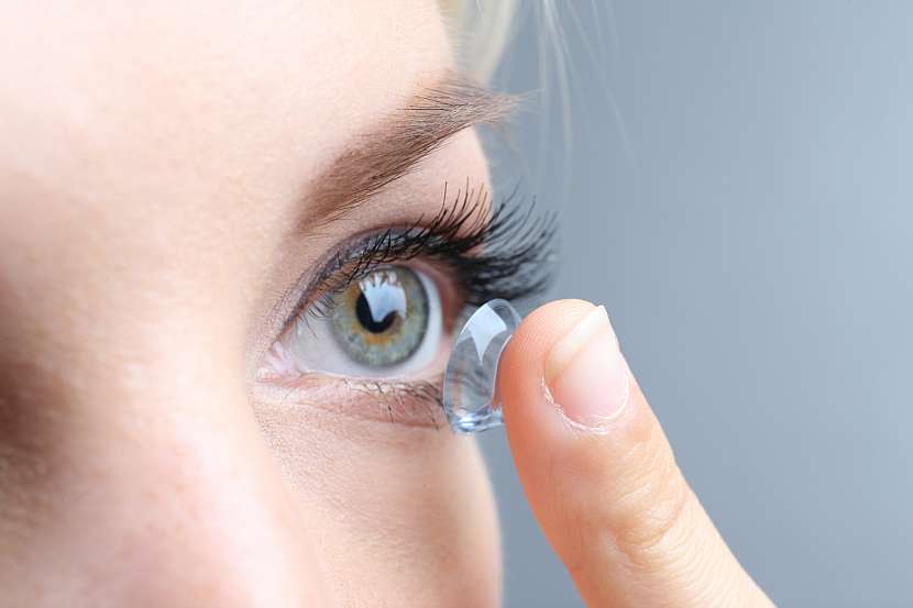 Nošení kontaktních čoček je pohodlné (Zdroj: Shutterstock)