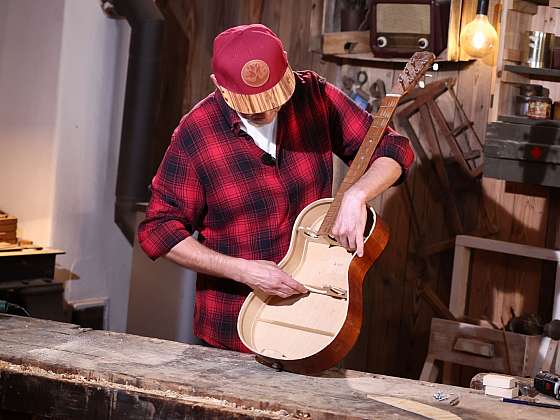 otevřít: Zachraňte starou kytaru a vytvořte z ní dekorativní stojan na likéry