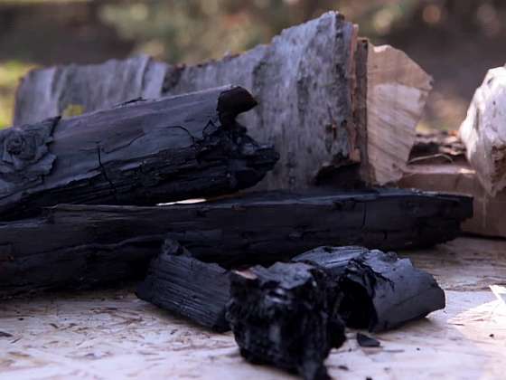 Výroba vlastního dřevěného uhlí pro letní grilování